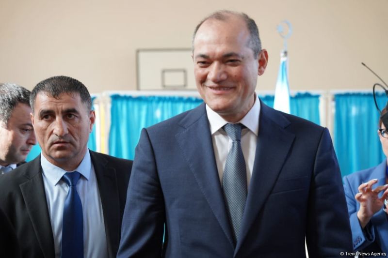Prezidentliyə namizəd Razi Nurullayev səs verdi 