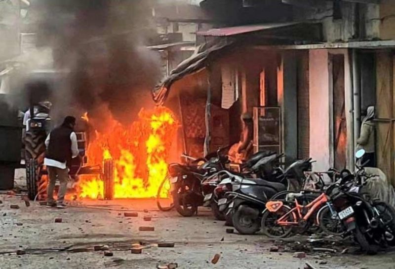 Hindistanda sakinlərlə polis arasında toqquşma - 4 ölü, 250 yaralı 