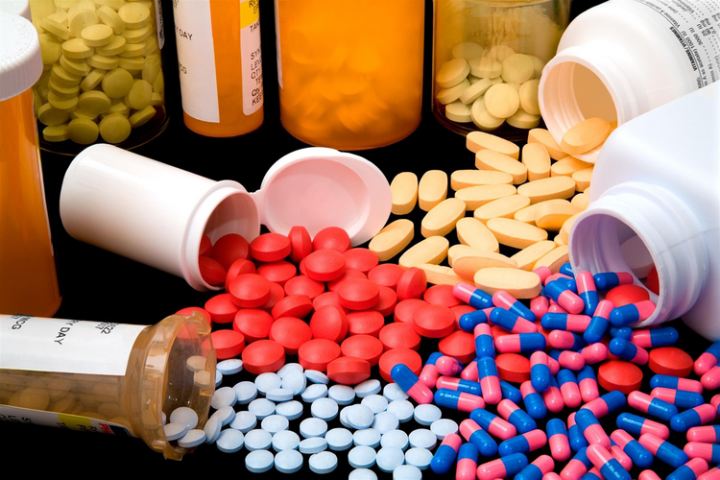 Valideyninin dərmanını içən uşaq öldü 