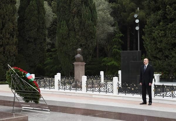 Prezident və xanımı Heydər Əliyevin məzarını ziyarət etdi 