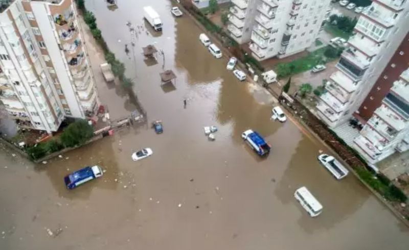 Antalyada leysan yağışları zamanı üç mindən çox bina su altında qalıb 