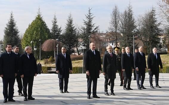 Prezident Ankarada Heydər Əliyevin abidəsini ziyarət etdi 