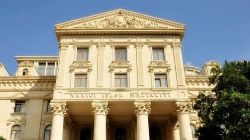 XİN Makronun iddialarını pisləyib 