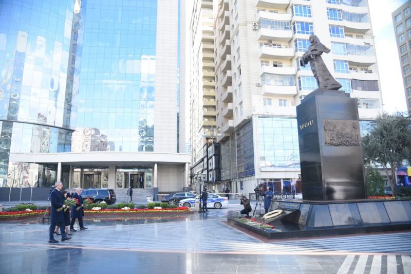 Rəsmilər Xocalı soyqırımı abidəsini ziyarət etdi 