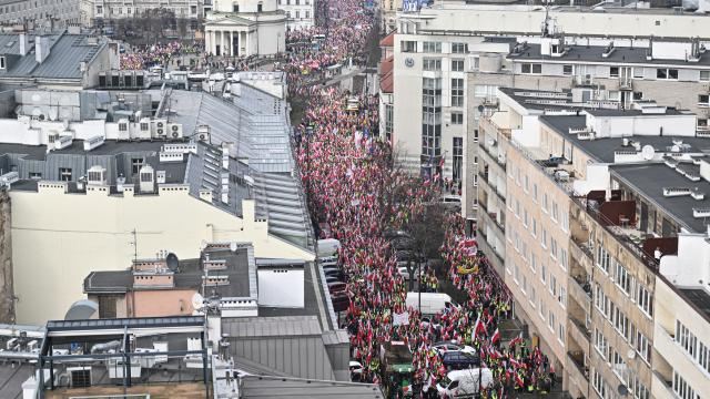 Polşada minlərlə fermer etiraz edir 
