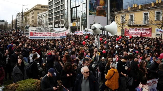 Yunanıstanda dövlət qulluqçuları 24 saatlıq tətilə başlayıblar 