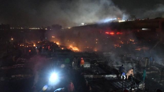 Pakistanda yaşayış məhəlləsində yanğın: 100-dən çox ev külə dönüb