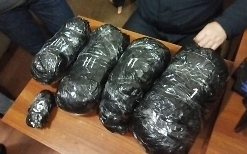 Qəbələdə narkokuryerlik edən dostlar saxlanılıb, 4 kiloqram narkotik vasitə dövriyyədən çıxarılıb 