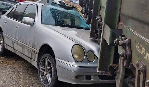 Bakıda maşın qatara ilişdi: zəncirvari qəza oldu - FOTO