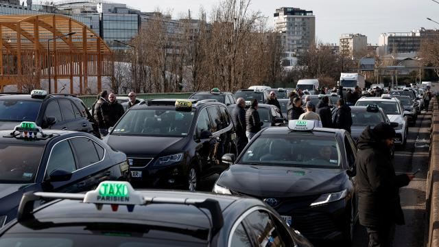 Fransada taksi sürücüləri də etiraz ediblər 