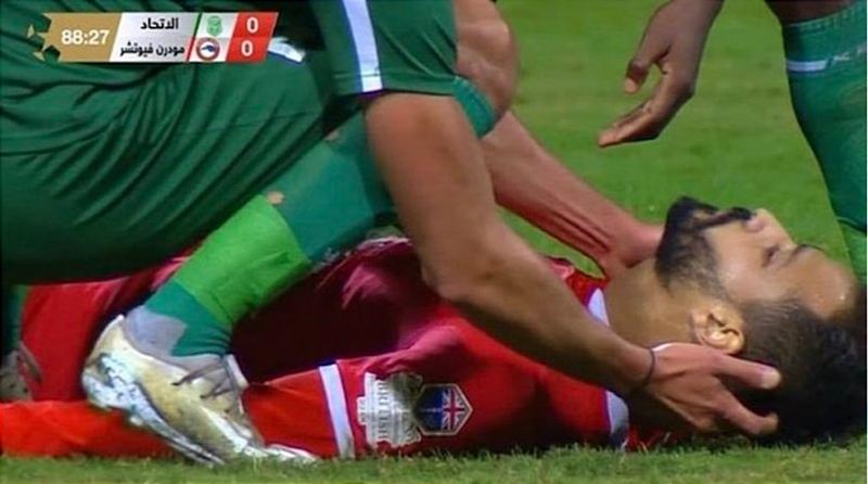 Futbolçu oyun zamanı infarkt keçirib 