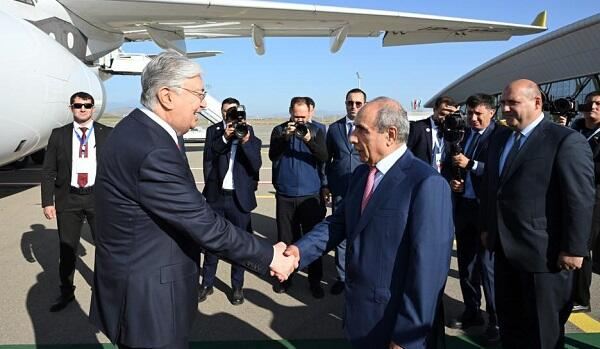 Tokayev Azərbaycana gəldi 