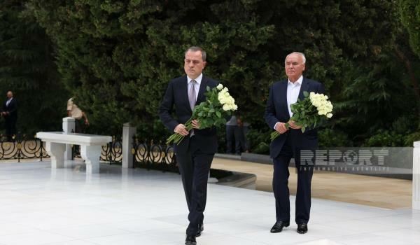 XİN-in rəhbər heyəti Fəxri və Şəhidlər xiyabanında 