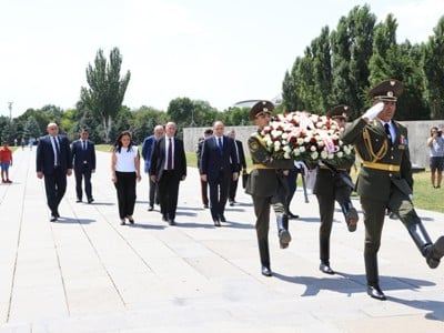 Gürcüstanın müdafiə naziri qondarma \"erməni soyqırımı\"  abidəsini ziyarət edib 