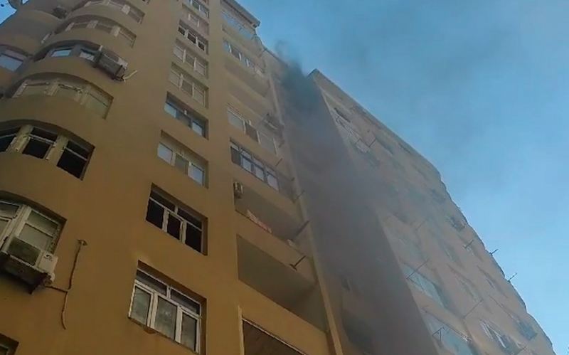 Xırdalanda 14 mərtəbəli binanın şaxtası boyunca elektrik naqilləri yanıb, sakinlər təxliyə edilib 
