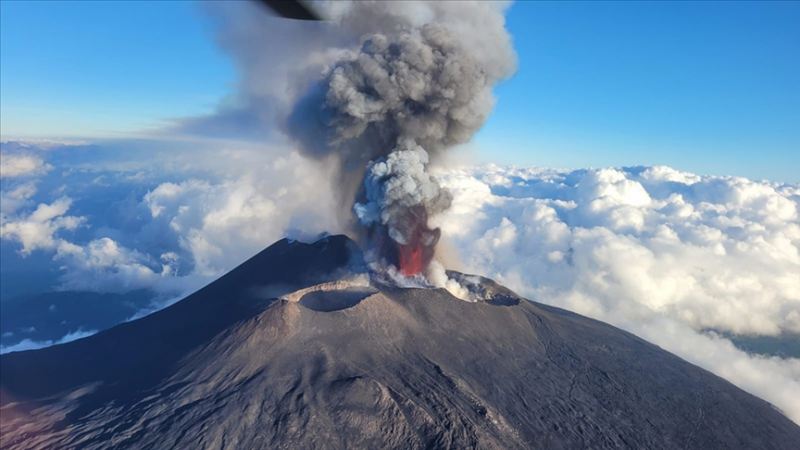 Etna vulkanı yenidən püskürdü: Külü  8 kilometr yüksəkliyə çatdı...