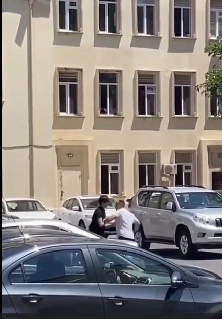 Bakıda 9-cu sinif şagirdini yumruqladılar - (VİDEO)