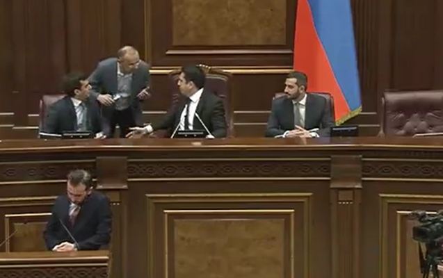 Simonyan Seyran Ohanyanı tribunadan qovdu - VİDEO