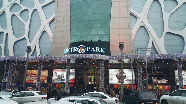 Bakıda \"Metro Park\"ın qarşısında gənci GÜLLƏLƏDİLƏR 