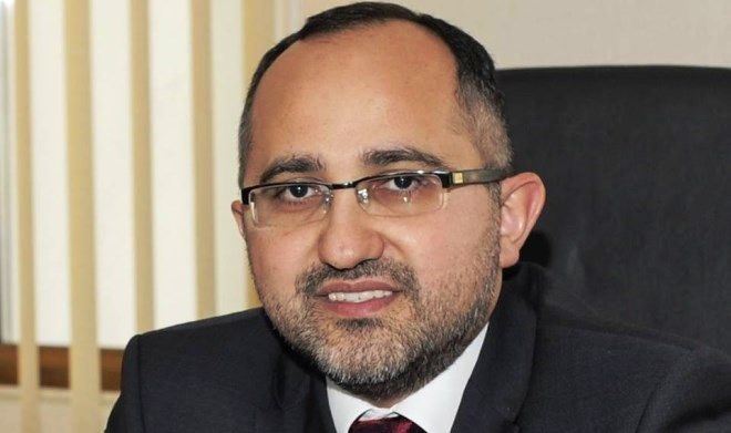 Həkim tanınmış vəkili məhkəməyə verdi 