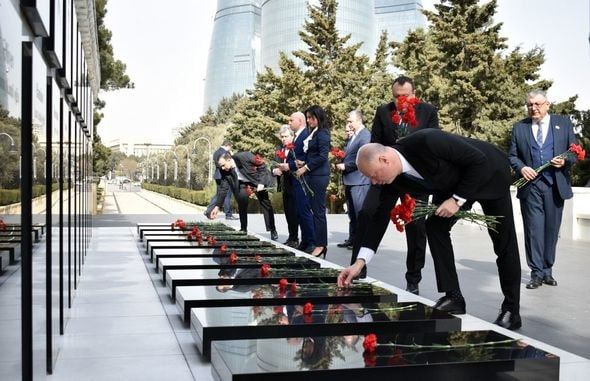 Jelyazkov Heydər Əliyevin məzarını ziyarət etdi - FOTO