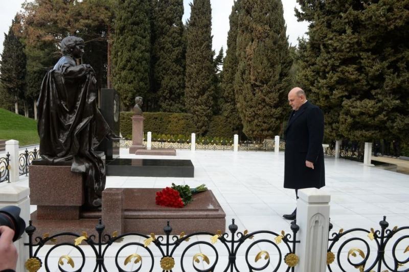 Mişustin Heydər Əliyevin məzarını ziyarət etdi 