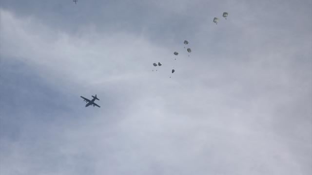 Qəzzaya havadan atılan yardım qutuları vətəndaşların üzərinə düşdü - Ölənlər var