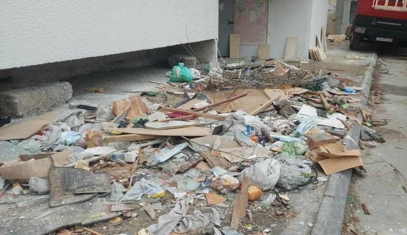 Bakıda “təmir”: zibil qalaqlandı, su binanın içinə axır - Video 