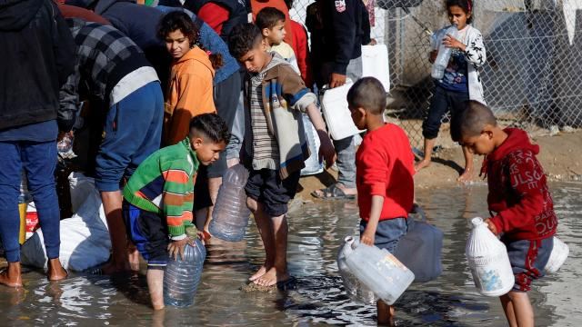 Qəzzada adambaşına düşən suyun miqdarı 90 litrdən 2 litrə enib 