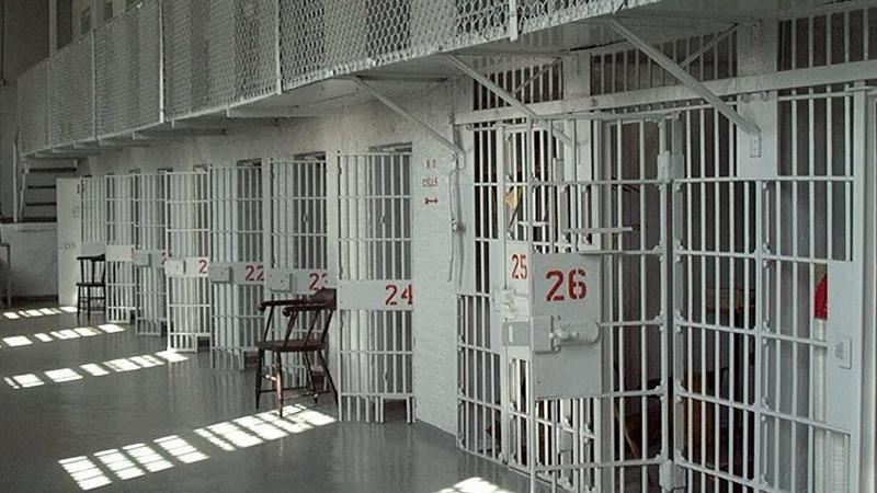 Azyaşlının cibinə narkotik qoyub, həbsxanaya keçirmək istədi 