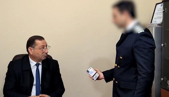 “Qaçqınkom”un sahə rəisi rüşvət alarkən tutuldu - Video 