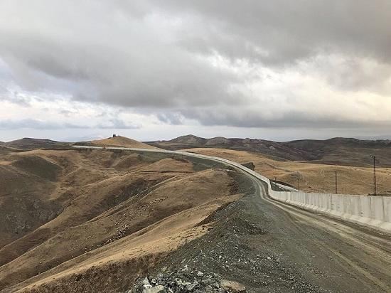İran Əfqanıstanla sərhəddə beton divar tikir 