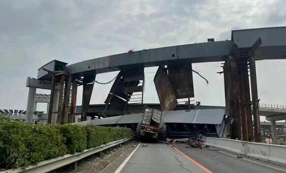 Magistral yol çökdü: ölənlər var 