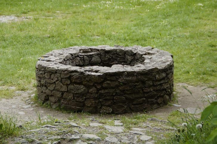 Lökbatanda kişi quyuya düşüb öldü 