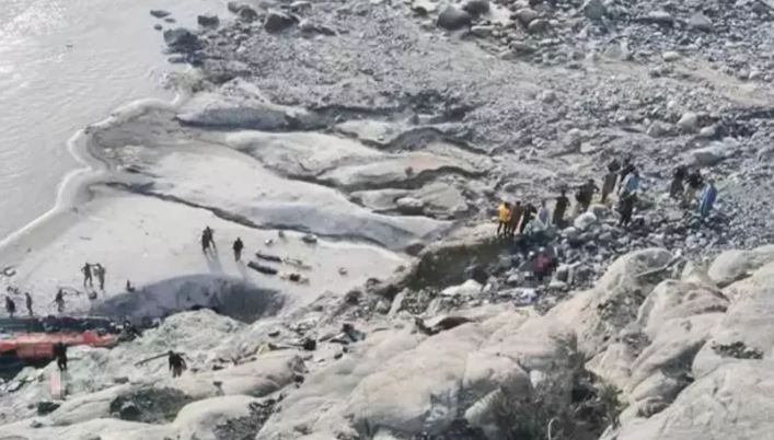 Pakistanda avtobus dərəyə yuvarlandı: 20 nəfər öldü 