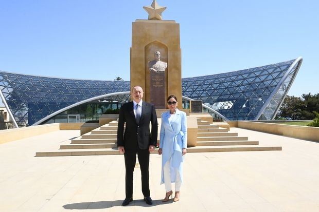 Prezident və xanımı Həzi Aslanovun məzarını ziyarət etdi 