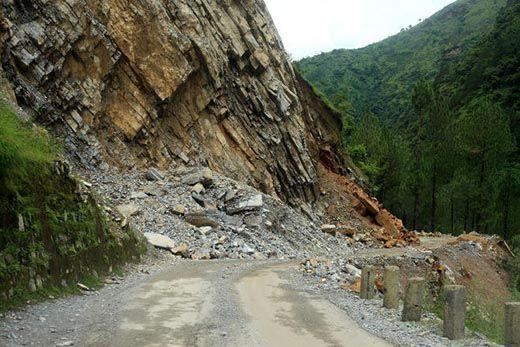 Naxçıvanda qaya uçqunu oldu, yol bağlandı 