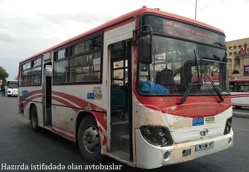 Qadın avtobusun altında qalaraq öldü 
