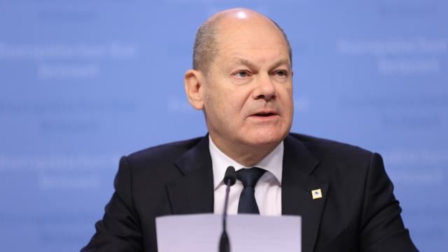 Şolz İsraili beynəlxalq hüquqa hörmət etməyə çağırıb 