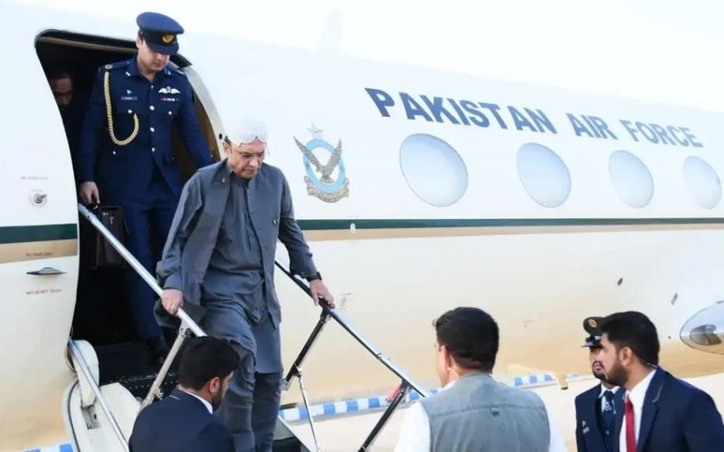 Pakistan prezidenti təyyarədən enərkən ayağını sındırdı 