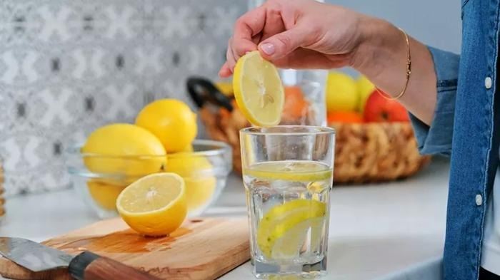 Ac qarına limonlu su içəndə nə baş verir? Bu möcüzəni çox az adam bilir... 