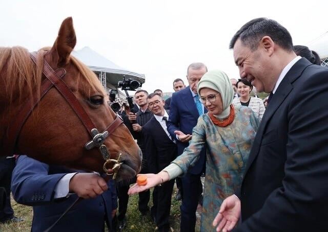 Japarov Ərdoğana at hədiyyə etdi - FOTO 