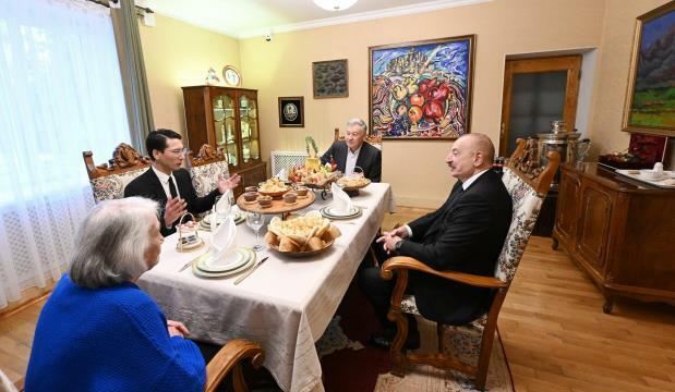 Prezident Çingiz Aytmatovun ailəsi ilə süfrə arxasında - Foto 