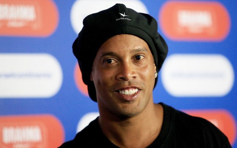 Məşhur futbolçu Ronaldinyo Bakıya gəlib 