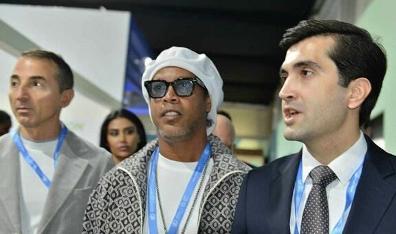 Ronaldinyo Bakıda kimsəsiz uşaqlarla görüşdü 