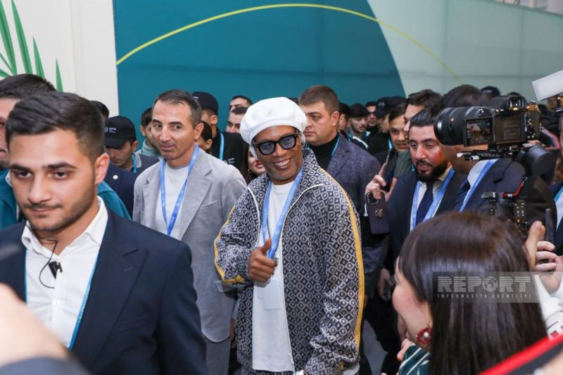 Ronaldinyo COP29 məkanındakı pavilyonları ziyarət edib 