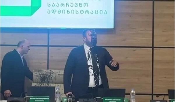 Gürcüstan MSK-nın iclasında dava: sədrin üstünə boya atıldı 