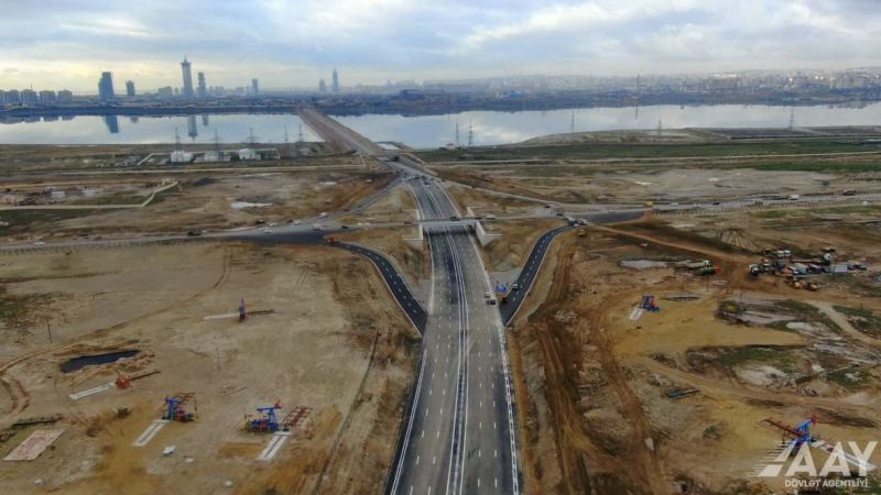 15 dəqiqəyə Bakıya çatdıran yol: \"İşıqfor yox, tıxac yox\" 