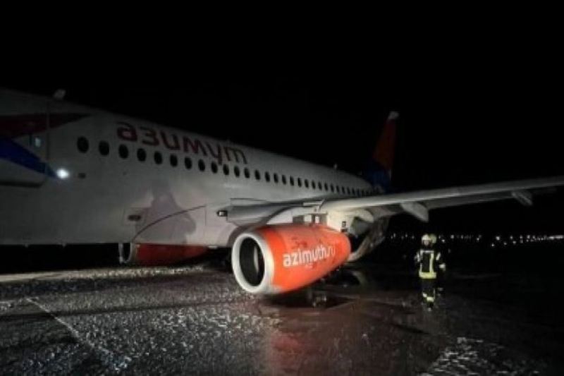 Antalya hava limanında Rusiyanın SSJ-100 təyyarəsi yandı 