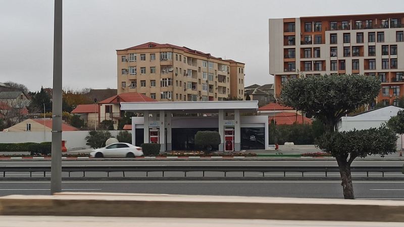 Aeroport yolunun üzərindəki \"Lukoil\" bağlandı - Foto